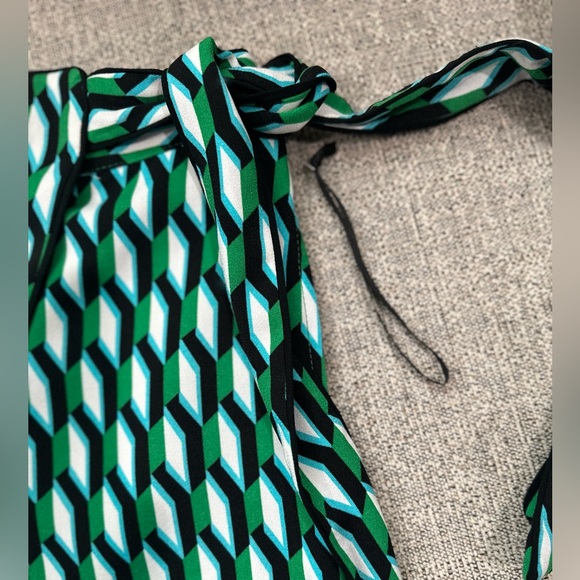 NEW Diane Von Furstenberg for Target side 
Wrap arrow geo green mini skort XXS - Picture 6 of 11